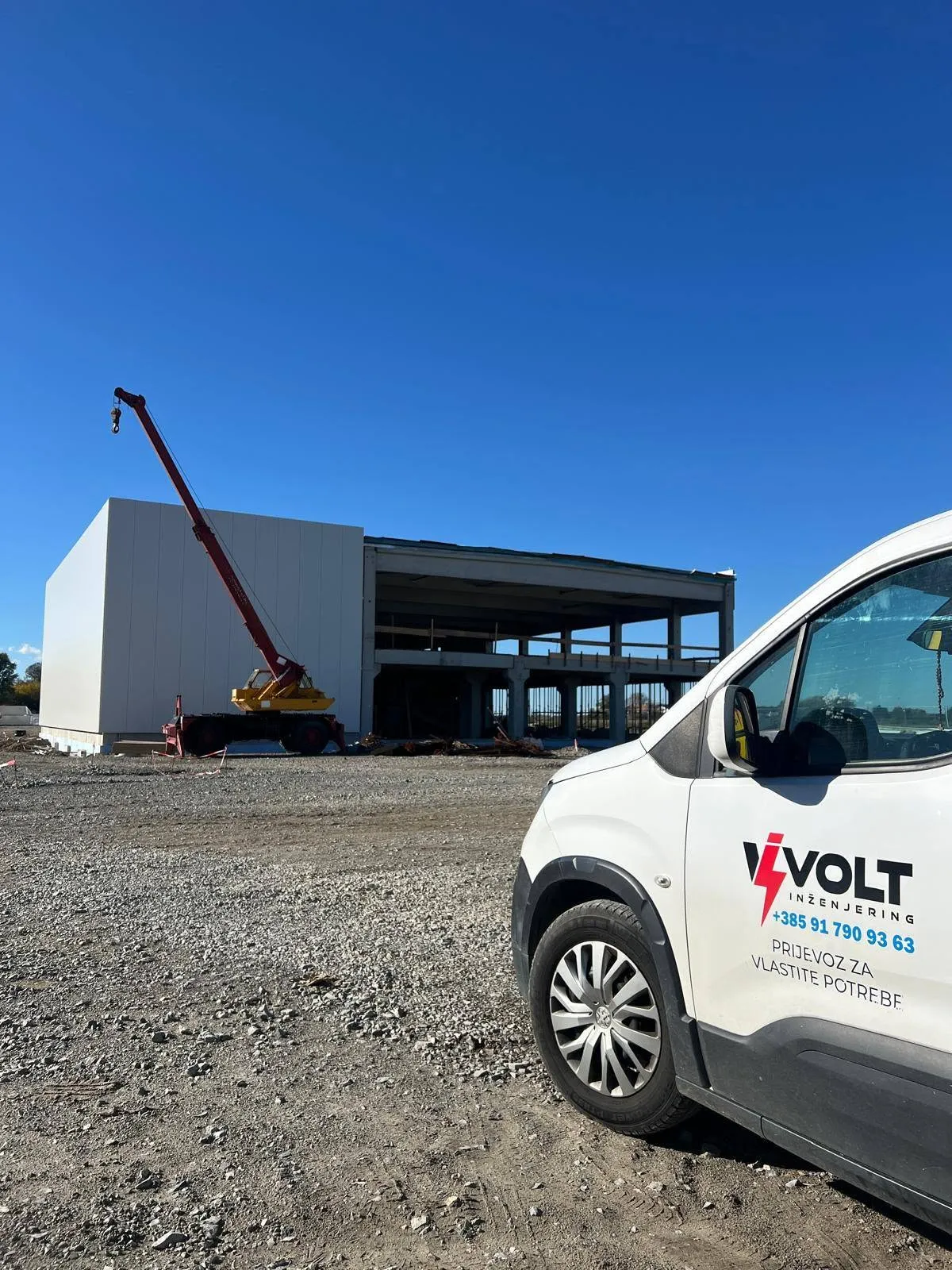 Vozilo Volt Inženjeringa na gradilištu industrijske hale